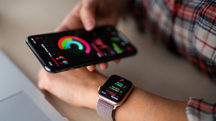 Mujer aprendiendo a como resetear un Apple Watch.