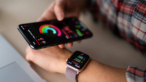 Mujer aprendiendo a como resetear un Apple Watch.