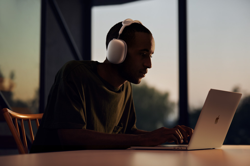 Una persona disfrutando de la calidad de sonido de los AirPods Max, ahora en nuevos colores