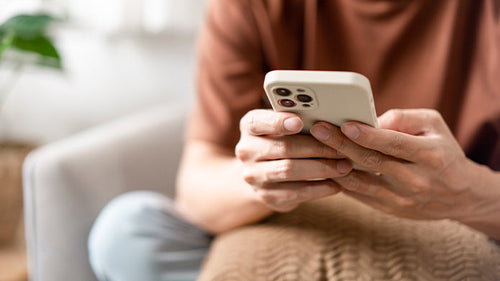 Una persona ilustrando como activar el NFC en iPhone