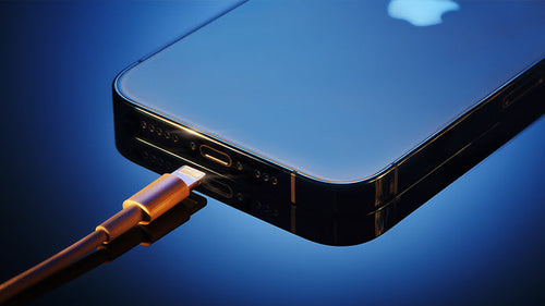 iPhone conectado a su cargador de cable