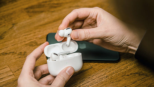 Una persona que muestra como encontrar mis AirPods. 