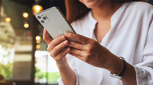 Una mujer revisando el IMEI de iPhone