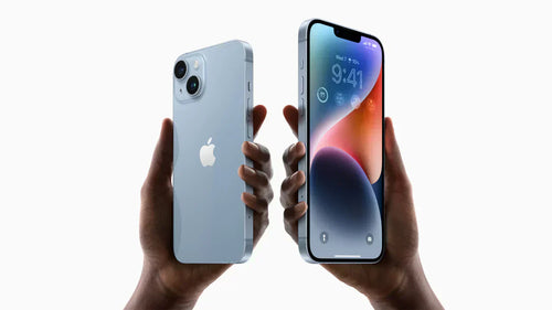 Alguien sostiene un teléfono y se pregunta qué hacer si mi iPhone no tiene señal.