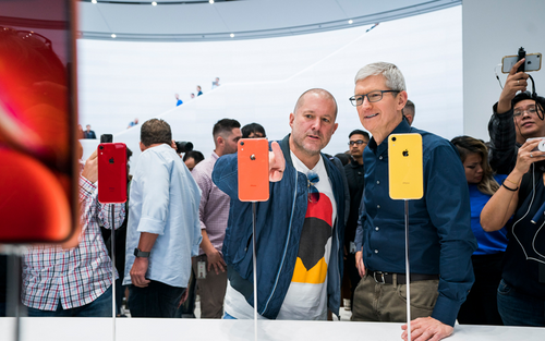 Jonathan Ive junto con Tim Cook en el emblemático Apple Park, la sede principal de Apple