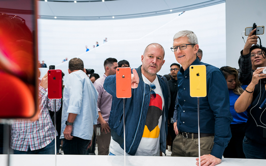 Jonathan Ive junto con Tim Cook en el emblemático Apple Park, la sede principal de Apple