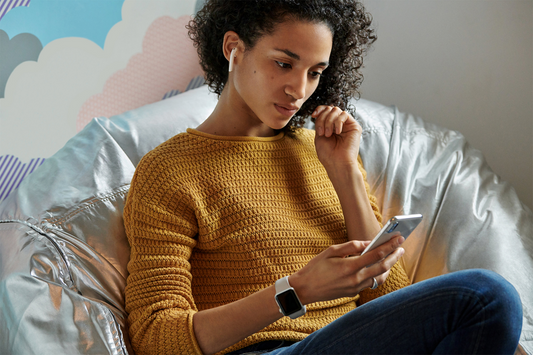 Mujer conociendo la nueva función de Salud Auditiva con su iPhone y AirPods Pro