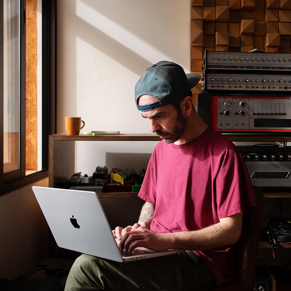 MacBook Pro de 14 pulgadas: Chip M2 Pro de Apple con CPU de 12 núcleos y GPU de 19 núcleos, 1 TB SSD - Gris espacial